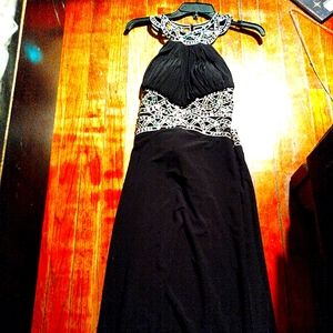 Women's long Dress by Morgan & Company very beautiful dress.. Great for event...